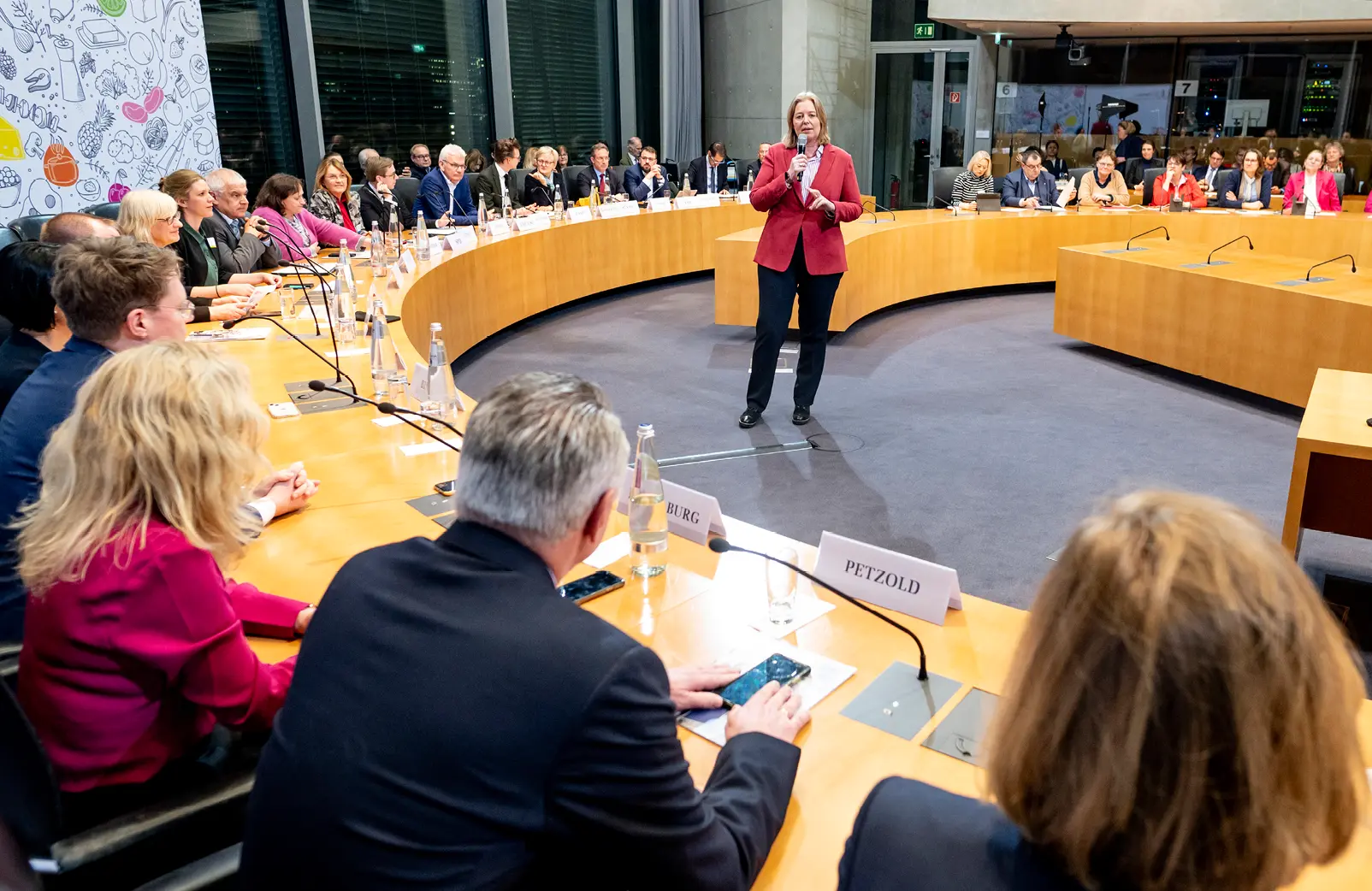 Das Bürgergutachten enthält neben den konkreten Empfehlungen zum Thema Ernährung auch eine ausführliche Dokumentation zur Arbeit des Bürgerrats.