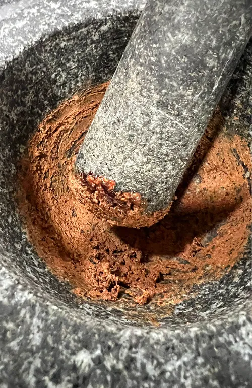 Grinding cocoa nib