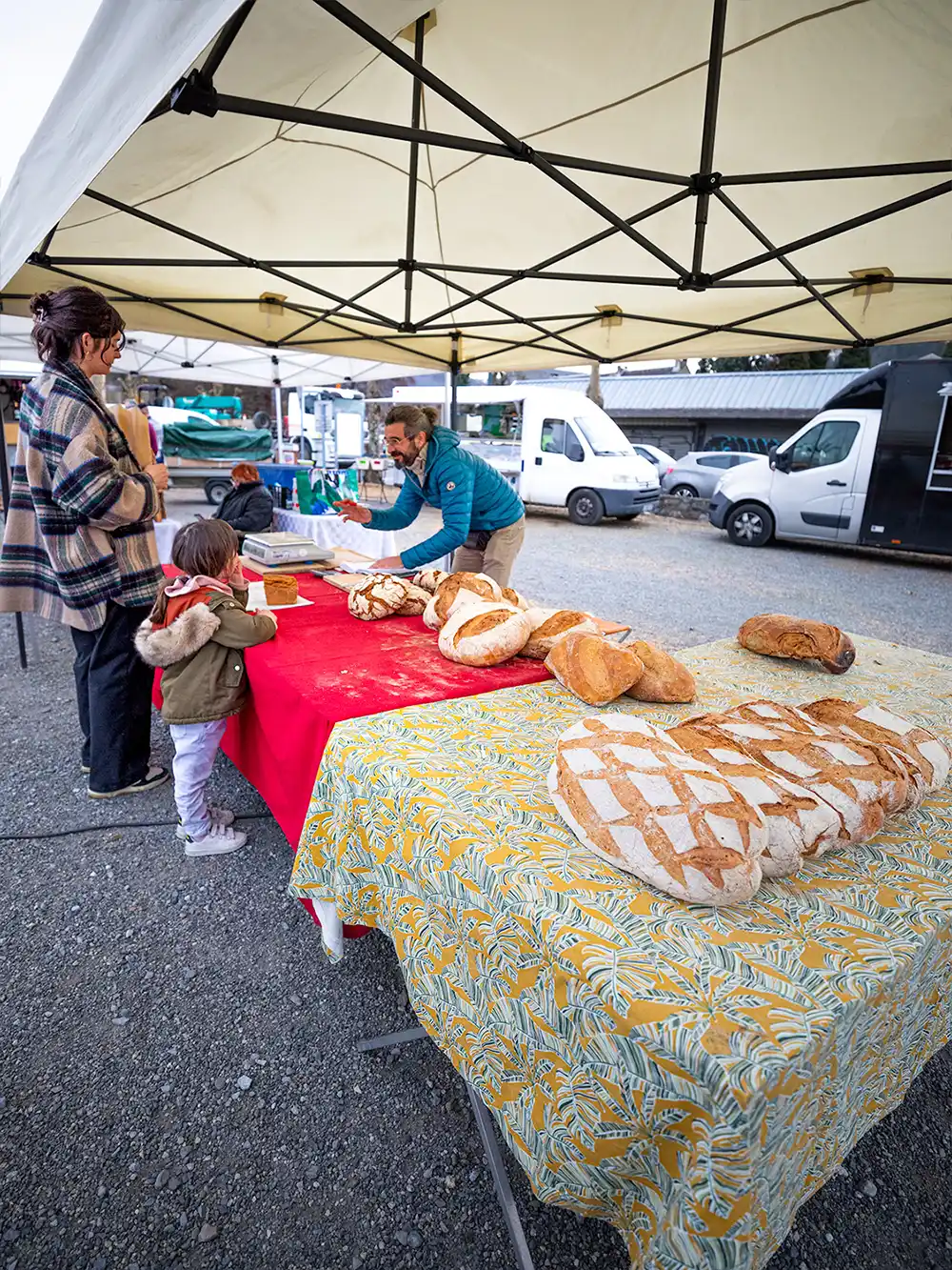 Selling bread at the market 